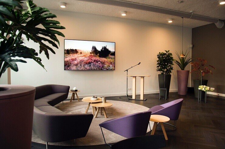 Scherm voor foto's en film in de familiekamer van Crematorium Laren