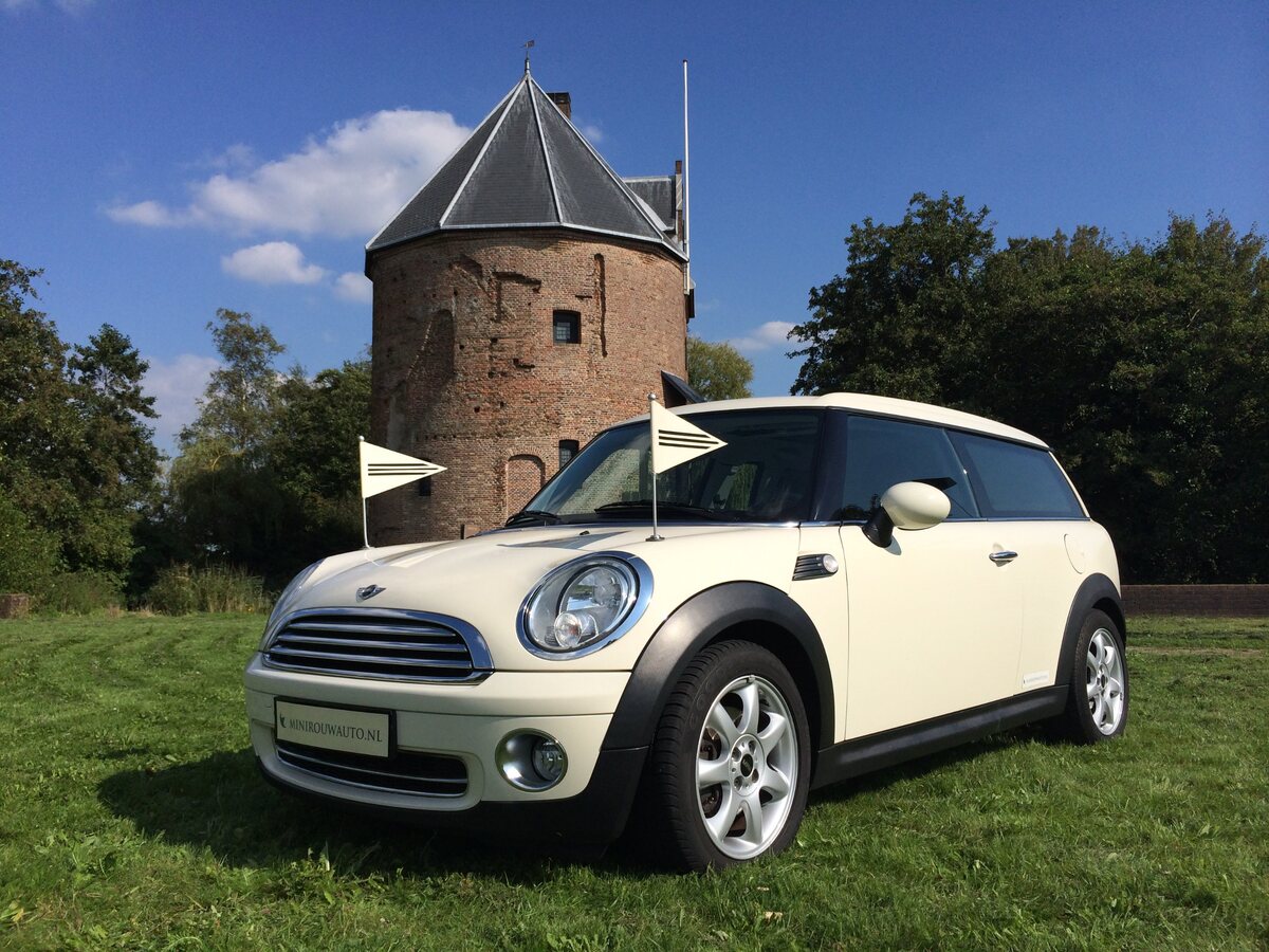 De witte Minirouwauto met vlaggetjes op de motorkap